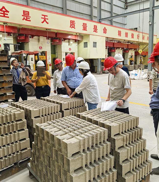 緬甸客戶來我廠參觀--123米長隧道窯耐火磚生產(chǎn)線